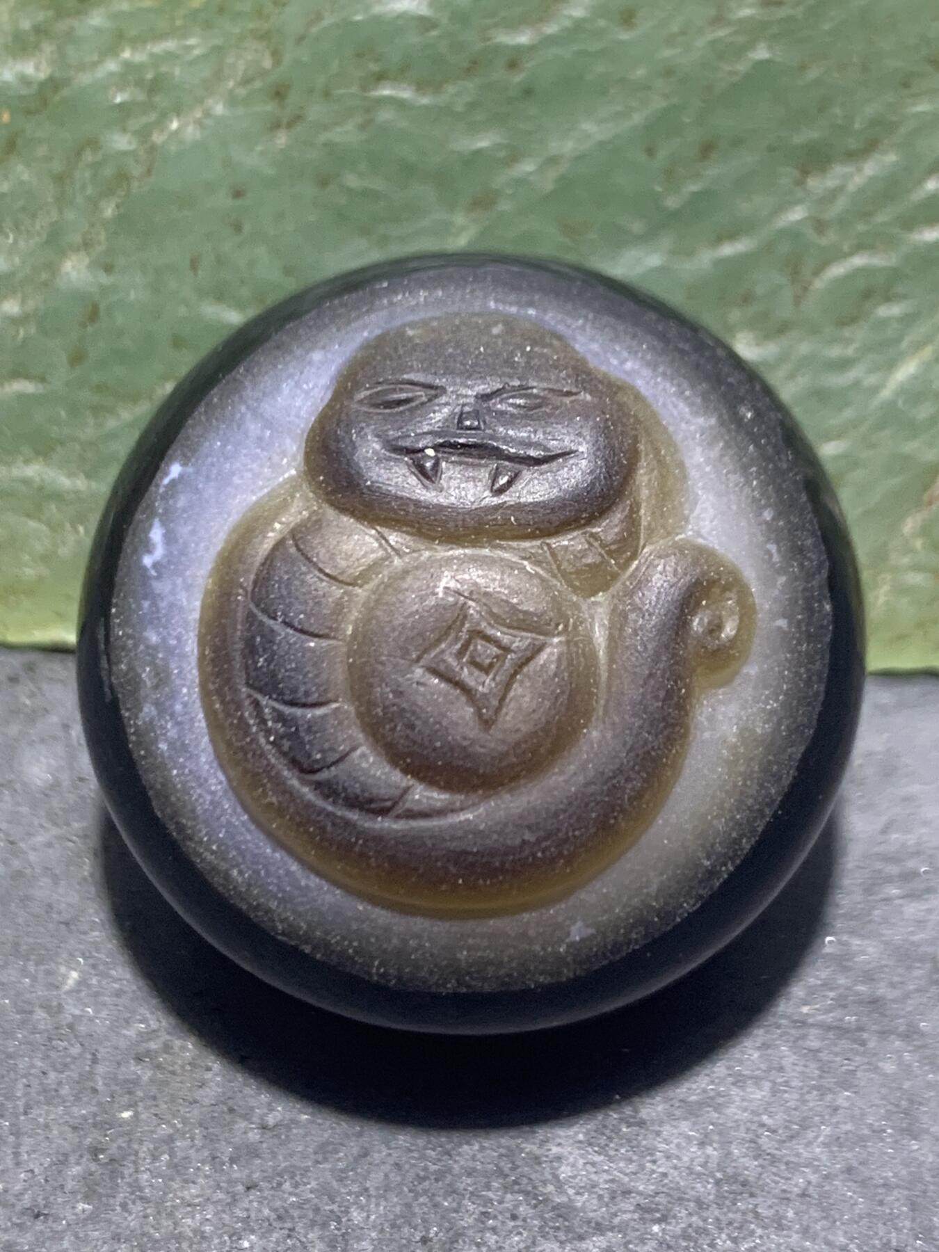 精品药师玛瑙手工雕刻灵蛇钱币板珠（背云）一颗。