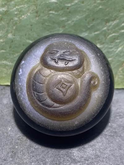 精品药师玛瑙手工雕刻灵蛇钱币板珠（背云）一颗。 - 精品药师玛瑙手工雕刻灵蛇钱币板珠（背云）一颗。