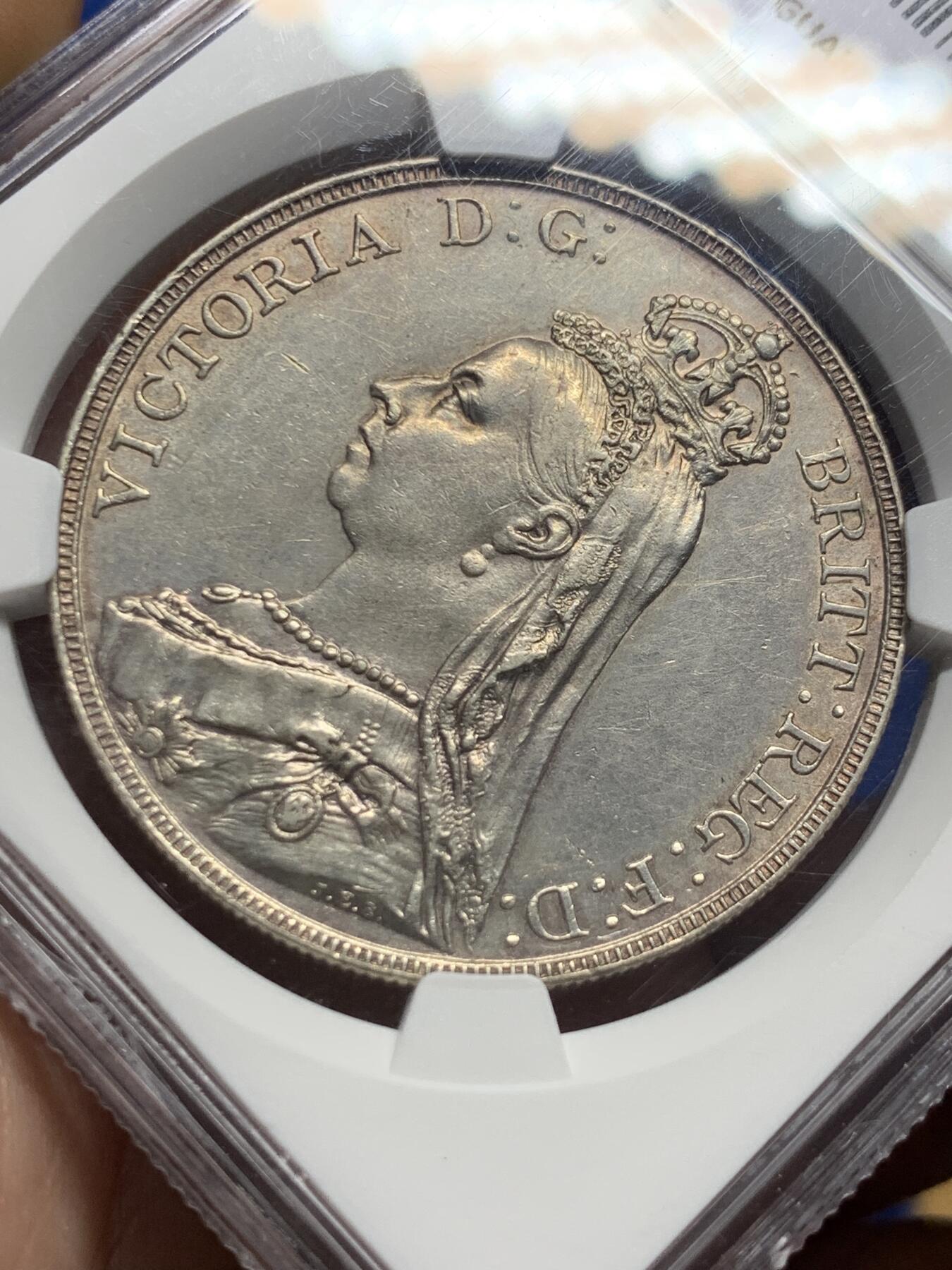 《竞宝斋》第426场 周日，周一  2场连拍 （全场包邮） NGC UNC 英国1887年维多利亚高冠马剑大银币 状态不错 细节见图