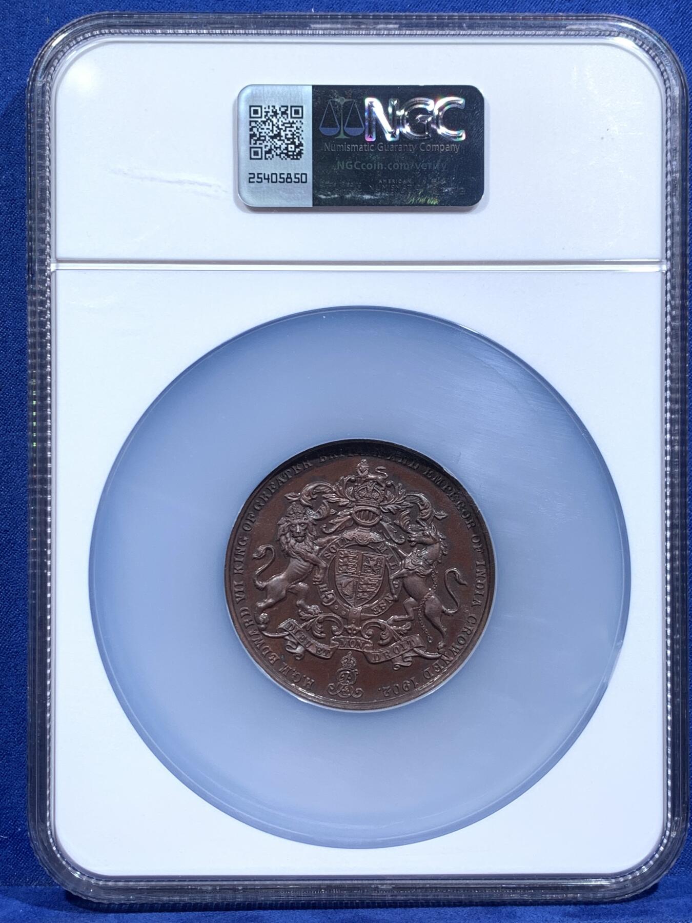 《竞宝斋》第426场 周日，周一  2场连拍 （全场包邮） NGC MS63BN 英国1902年爱德华七世加冕大铜章，少见品种，十分漂亮。标签直径错误，约为50mm，双面高浮雕，加大加厚盒。