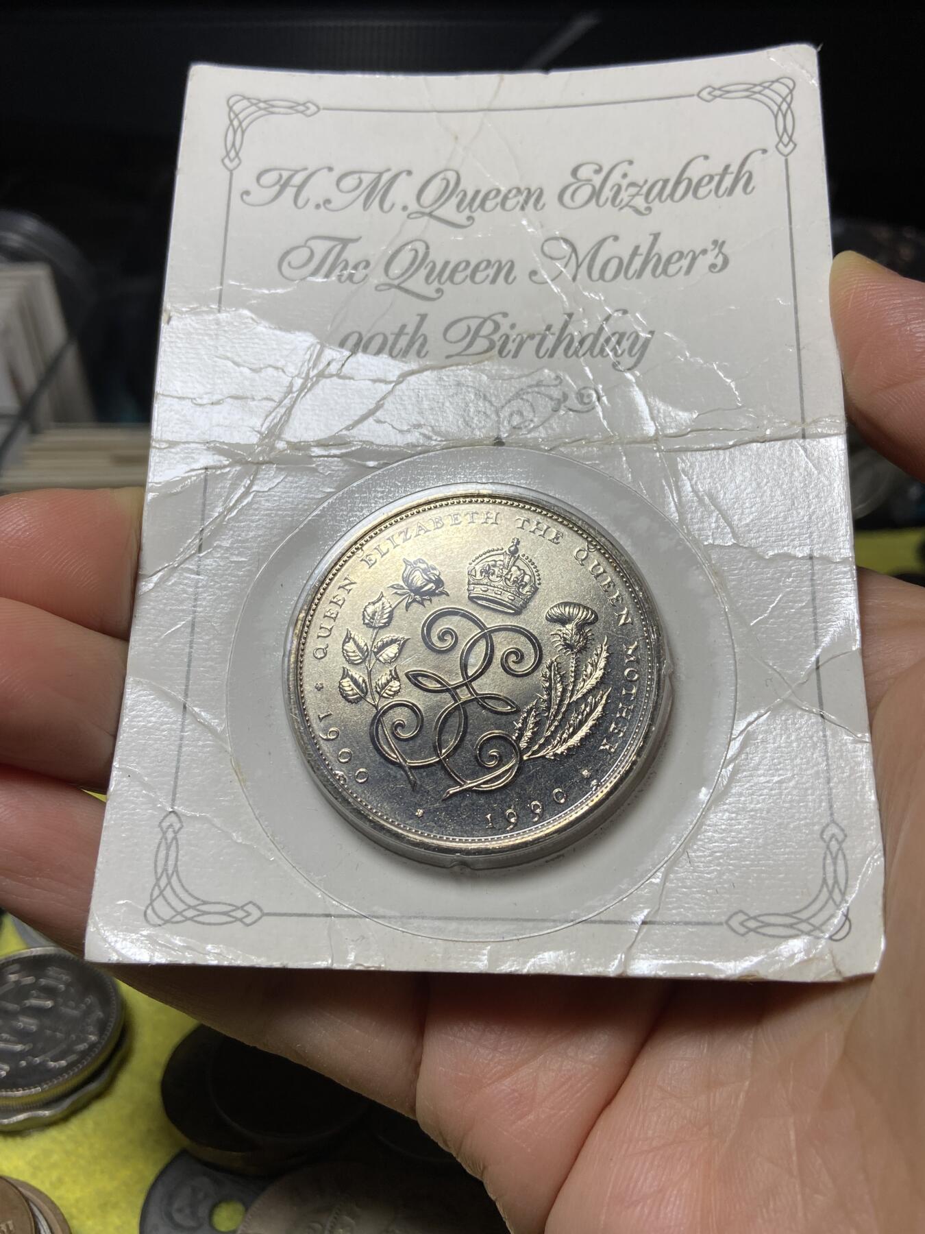 2025年第一百零五场(总第一百三十一场）外国好品散币(免佣金) 全新纸卡装克朗型币–英国🇬🇧1990单年份5英镑(伊丽莎白二世女王母亲90岁寿辰纪念币)