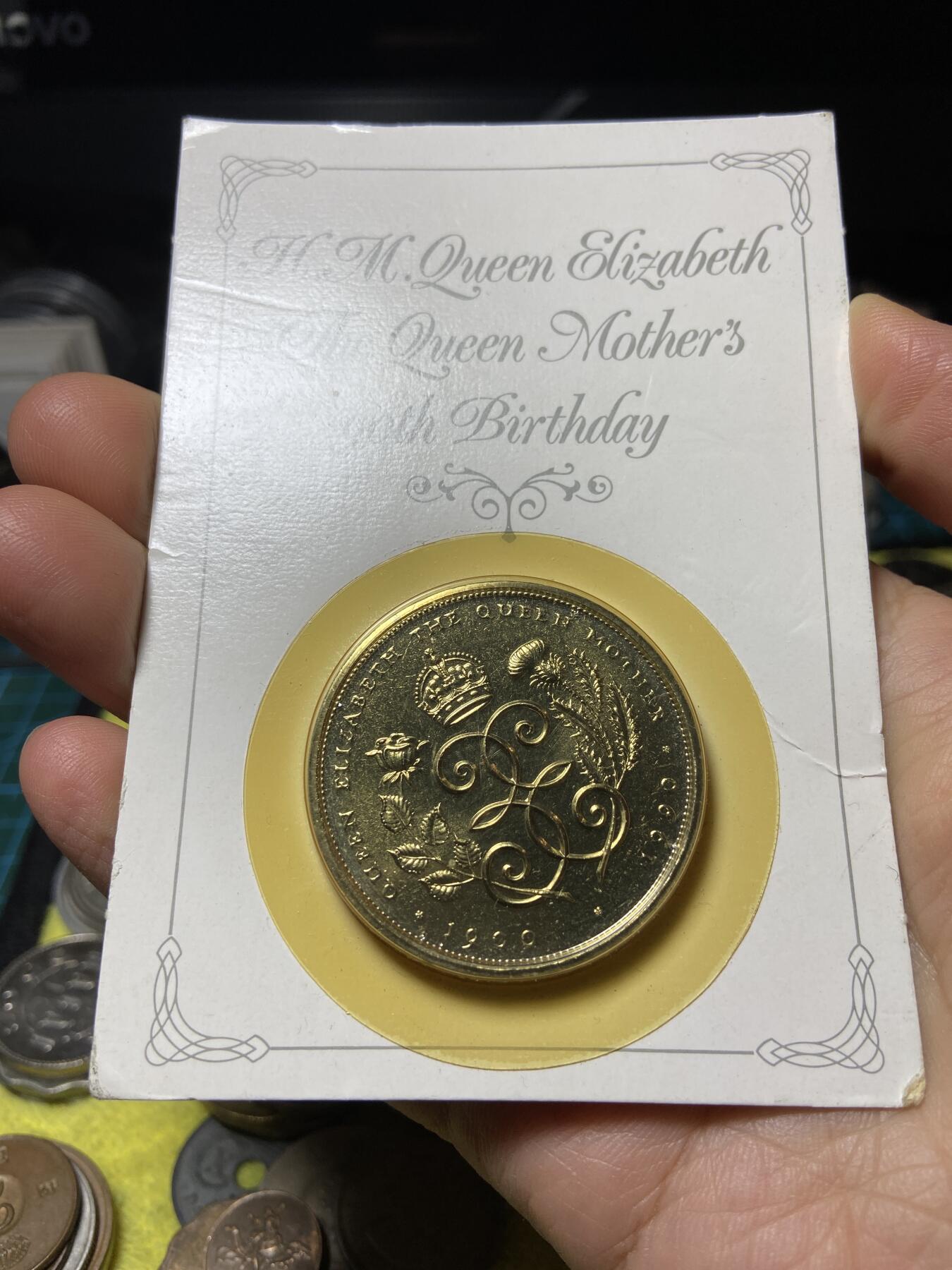 2025年第一百零五场(总第一百三十一场）外国好品散币(免佣金) 全新纸卡装镀金克朗型币–英国🇬🇧1990单年份5英镑(伊丽莎白二世女王母亲90岁寿辰纪念币)