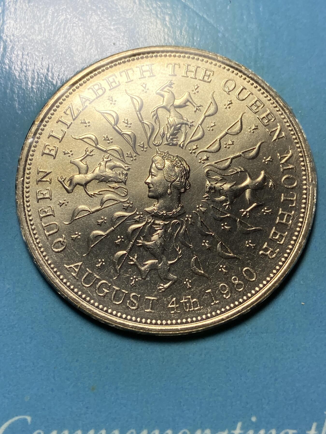2025年第一百零五场(总第一百三十一场）外国好品散币(免佣金) 原装纸卡装克朗型币–英国🇬🇧1980年5镑(伊丽莎白二世女王母亲80岁寿辰纪念币)
