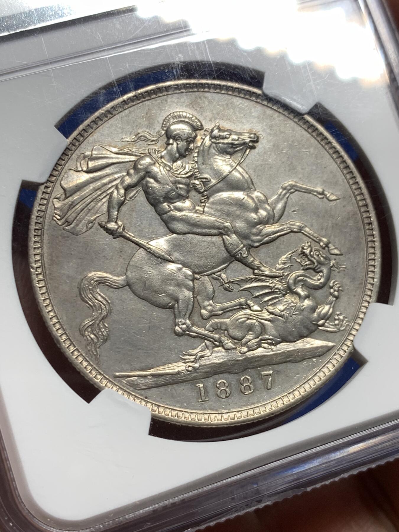 《竞宝斋》第426场 周日，周一  2场连拍 （全场包邮） NGC UNC 英国1887年维多利亚高冠马剑大银币 状态不错 细节见图
