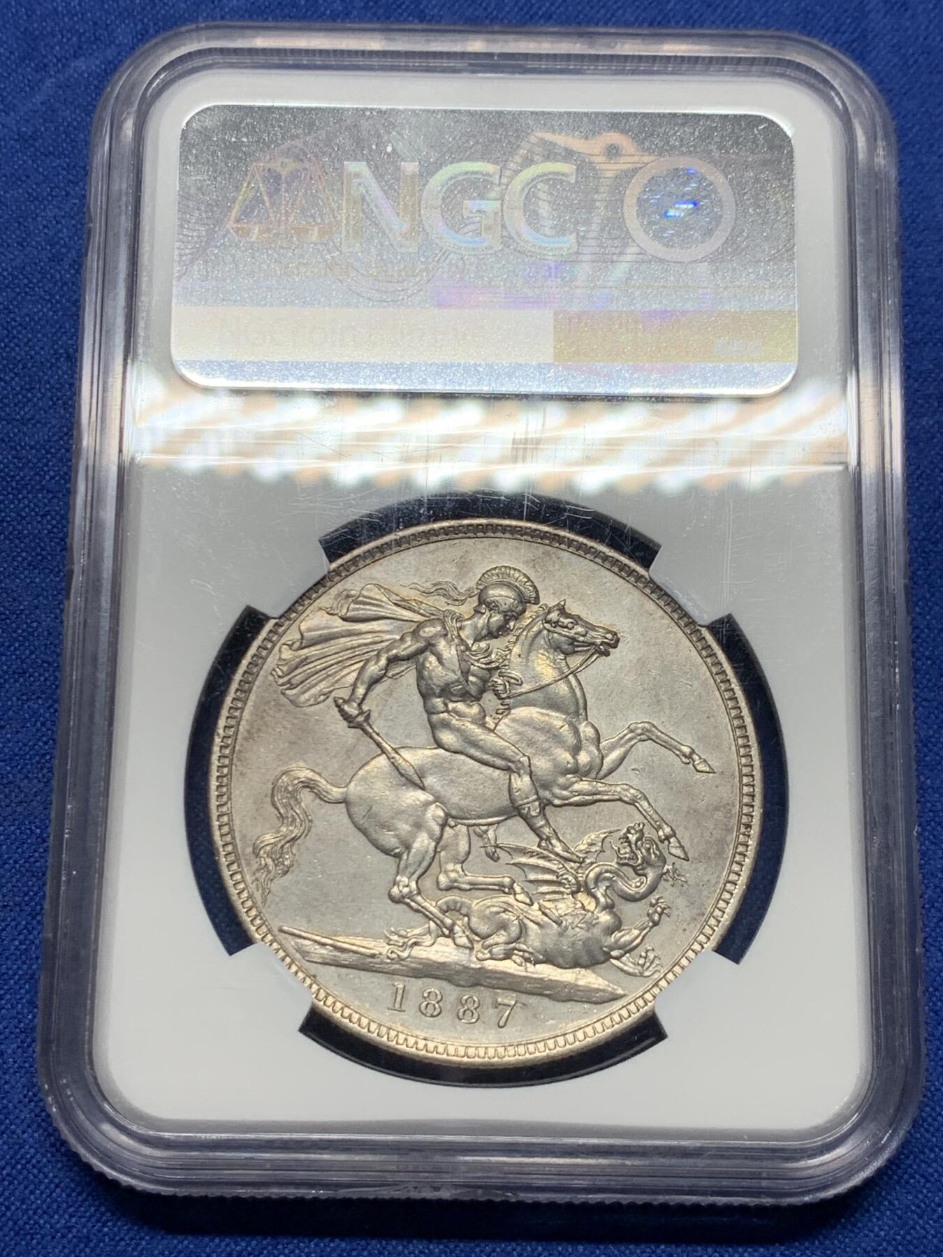 《竞宝斋》第426场 周日，周一  2场连拍 （全场包邮） NGC UNC 英国1887年维多利亚高冠马剑大银币 状态不错 细节见图