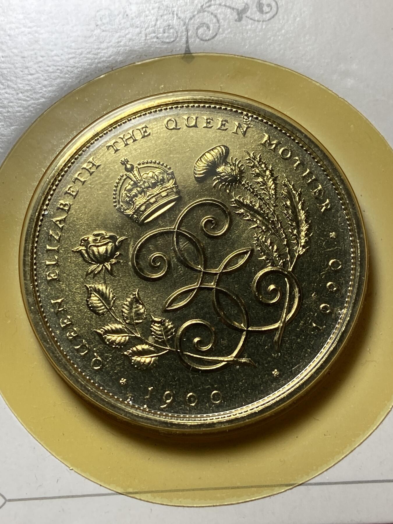 2025年第一百零五场(总第一百三十一场）外国好品散币(免佣金) 全新纸卡装镀金克朗型币–英国🇬🇧1990单年份5英镑(伊丽莎白二世女王母亲90岁寿辰纪念币)