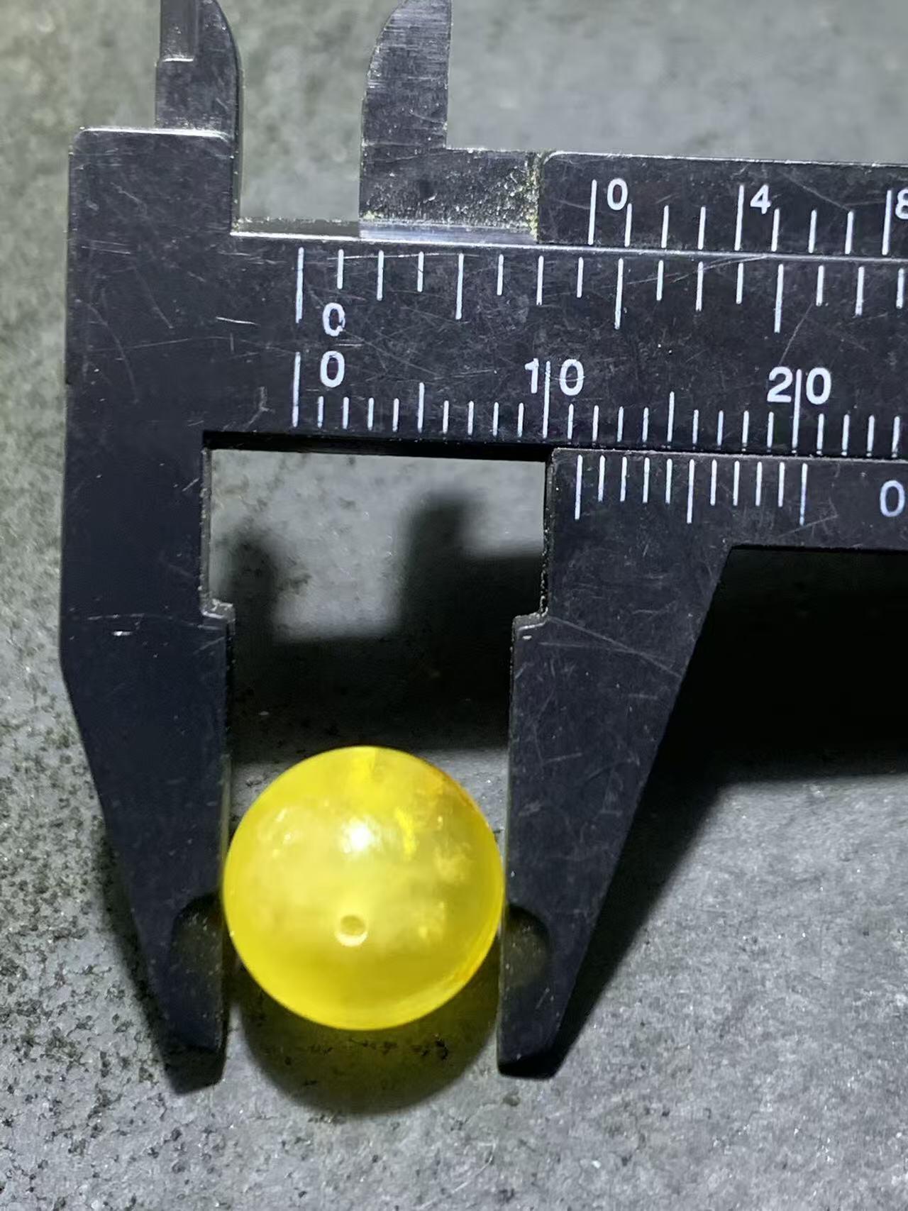 天然俄料原矿蜜蜡通货圆珠一颗，，，