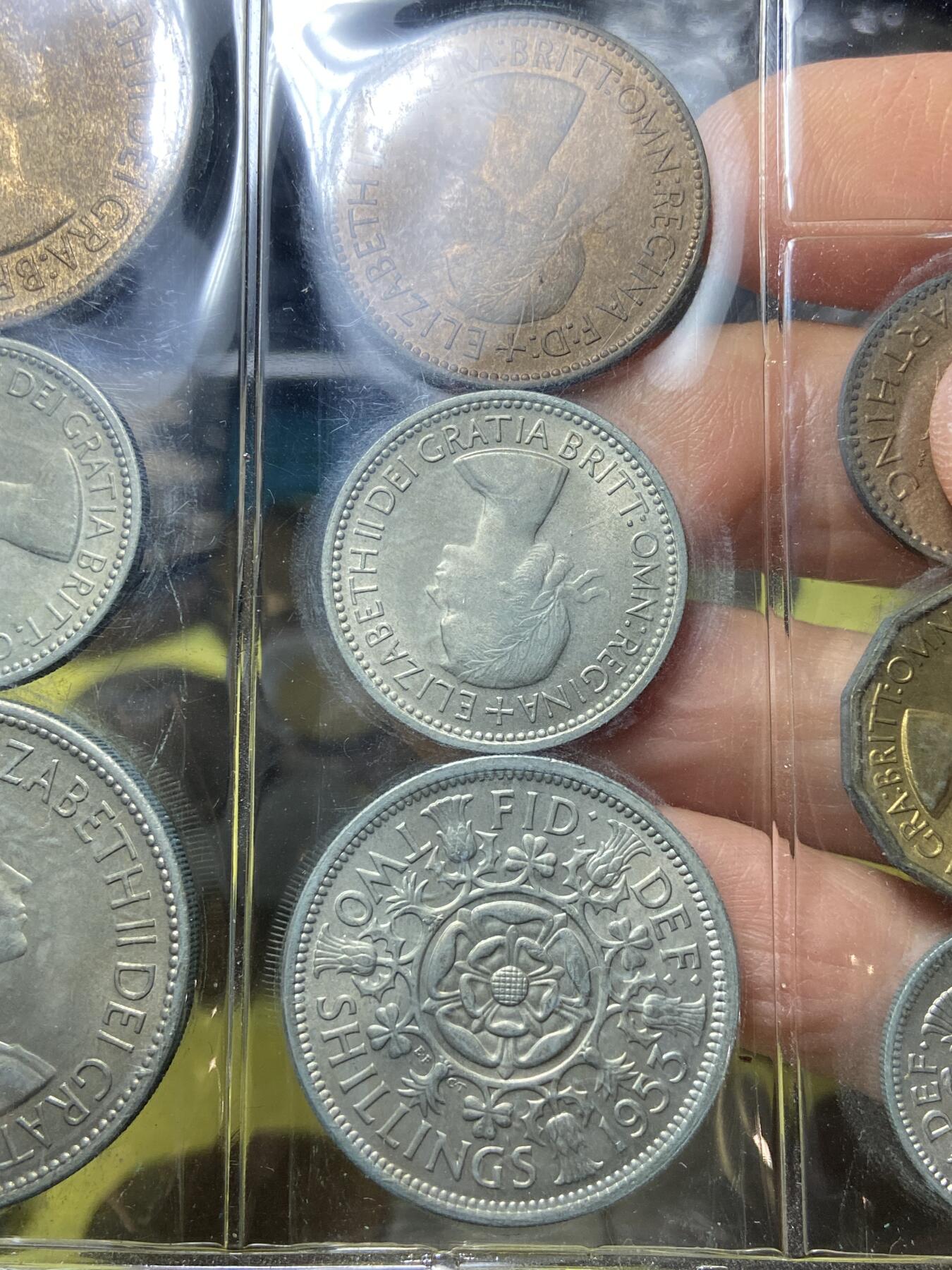 2025年第一百零五场(总第一百三十一场）外国好品散币(免佣金) 原装塑封未流通–英国🇬🇧1953单年份套币9枚:(伊丽莎白二世加冕年，青年桂冠第一版)