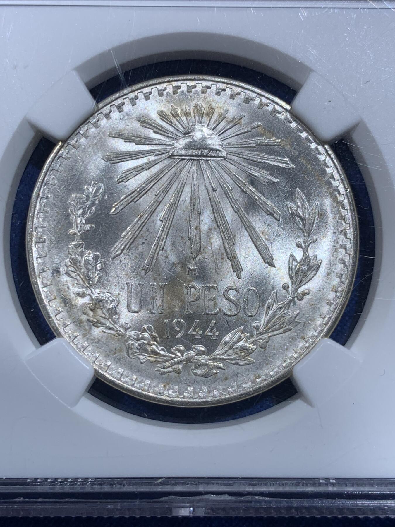 《竞宝斋》第426场 周日，周一  2场连拍 （全场包邮） NGC MS66 墨西哥1944年鹰洋1比索银币，原卷原光带点黄油底光，一步到位的藏品，无需换藏的品相。