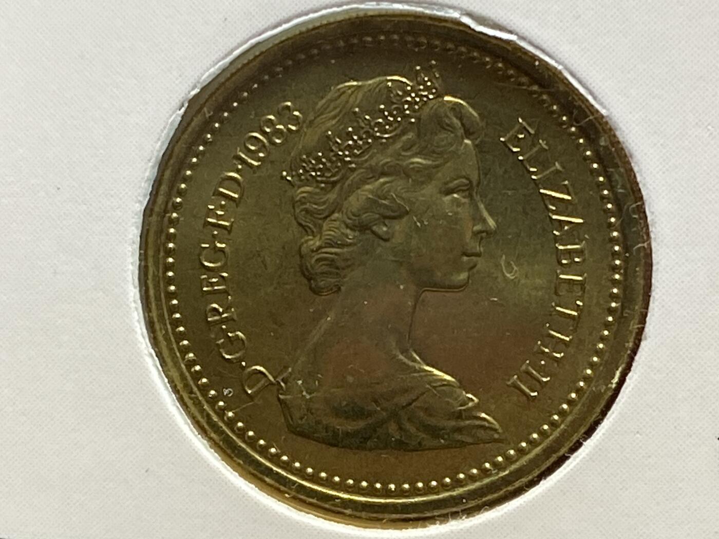2025年第一百零五场(总第一百三十一场）外国好品散币(免佣金) 全新纸卡装–英国🇬🇧1983年1英镑(伊丽莎白二世中年花冠，1英镑首发年)