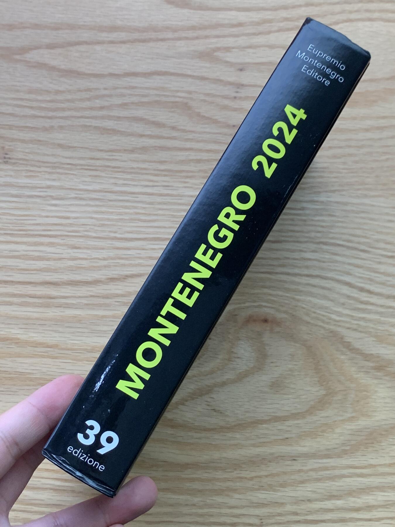 《竞宝斋》第426场 周日，周一  2场连拍 （全场包邮） 全新 Montenegro2024意大利钱币目录 最新2024版，全新的价格指南，将近700页的厚度 精装胶板印刷，玩意系必备目录，重达1.22公斤。