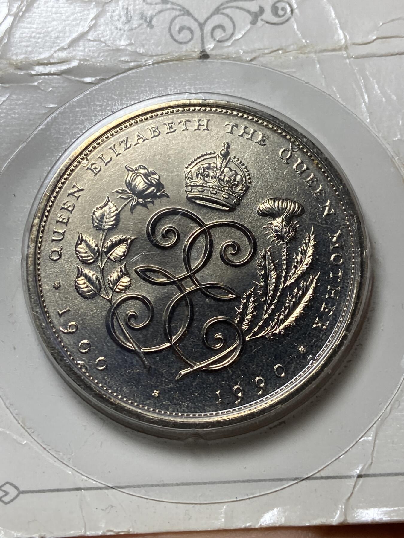 2025年第一百零五场(总第一百三十一场）外国好品散币(免佣金) 全新纸卡装克朗型币–英国🇬🇧1990单年份5英镑(伊丽莎白二世女王母亲90岁寿辰纪念币)