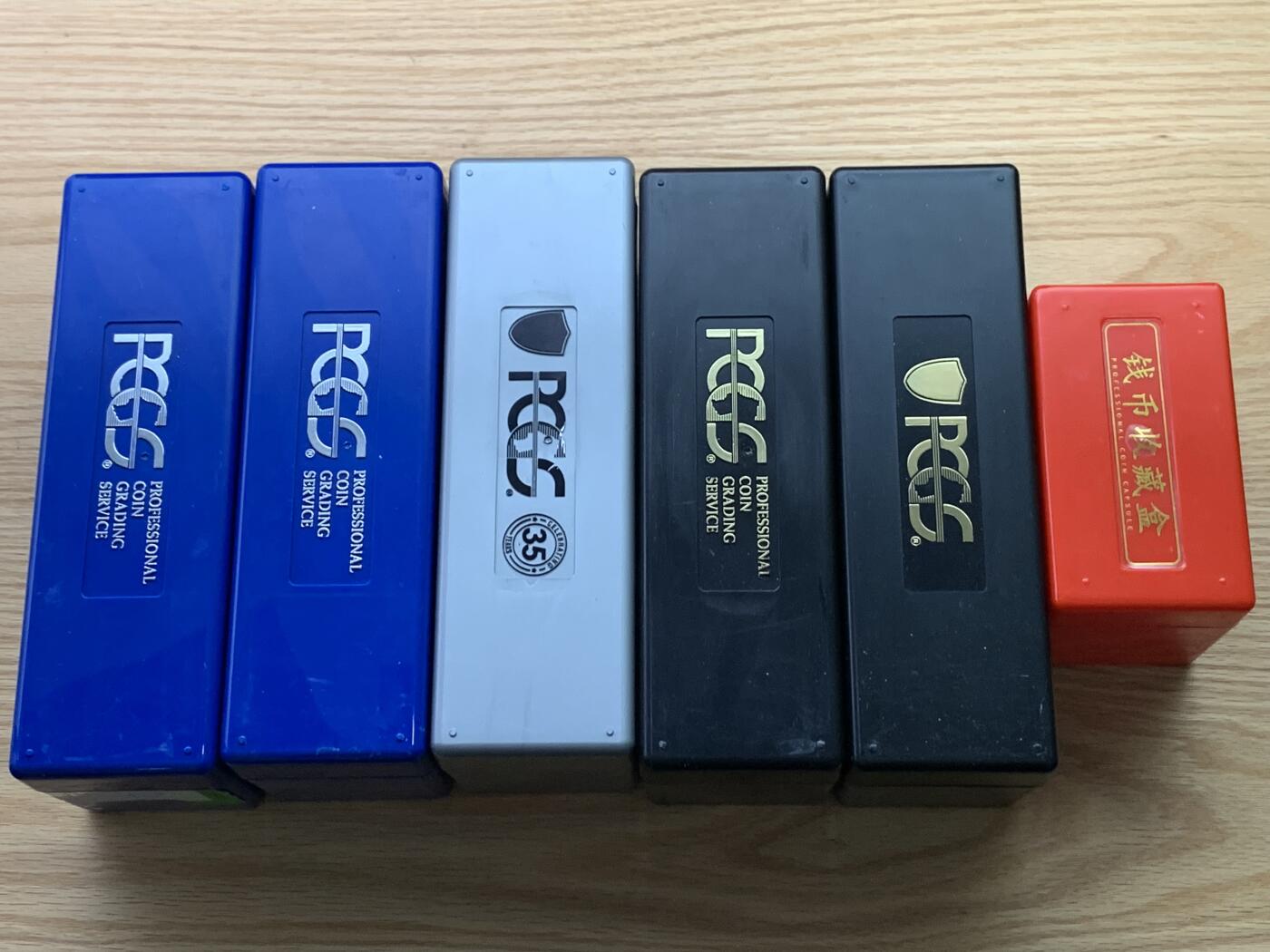 《竞宝斋》第426场 周日，周一  2场连拍 （全场包邮） 六个一组 收纳盒 5个PCGS 20枚装收纳盒（其中含一个35周年特别盒） 1个普通10枚装收纳盒 仅送评回来时使用一次