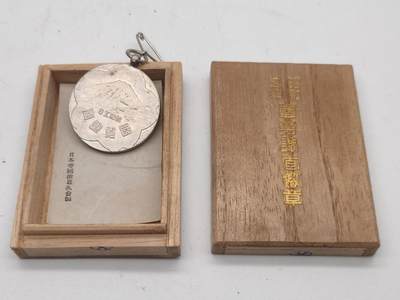 徽章旧纸专场1006 - 昭和国势调查纪念章 内阁浮雕 富士山 昭和五年度 原装桐木盒子