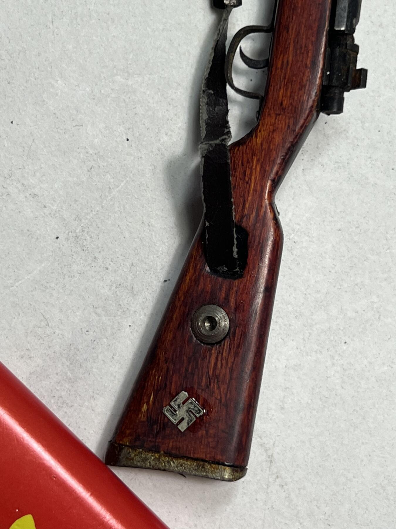 零元拍：钛金 1/6 早期版金属与木制 WWII 98K 模型。保险是固定一体的，没有枪管通条，无刺刀。自己镶嵌了两个金属标。