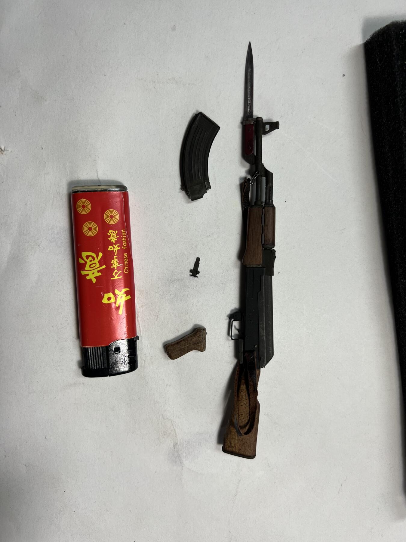 零元拍：钛金 1/6 金属与木制 AK47 突击步鎗 模型，瑕疵描述：握把脱落，瞄准调节脱落。