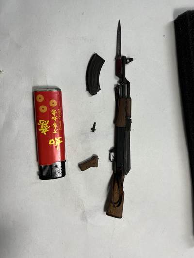 零元拍：钛金 1/6 金属与木制 AK47 突击步鎗 模型，瑕疵描述：握把脱落，瞄准调节脱落。 - 零元拍：钛金 1/6 金属与木制 AK47 突击步鎗 模型，瑕疵描述：握把脱落，瞄准调节脱落。