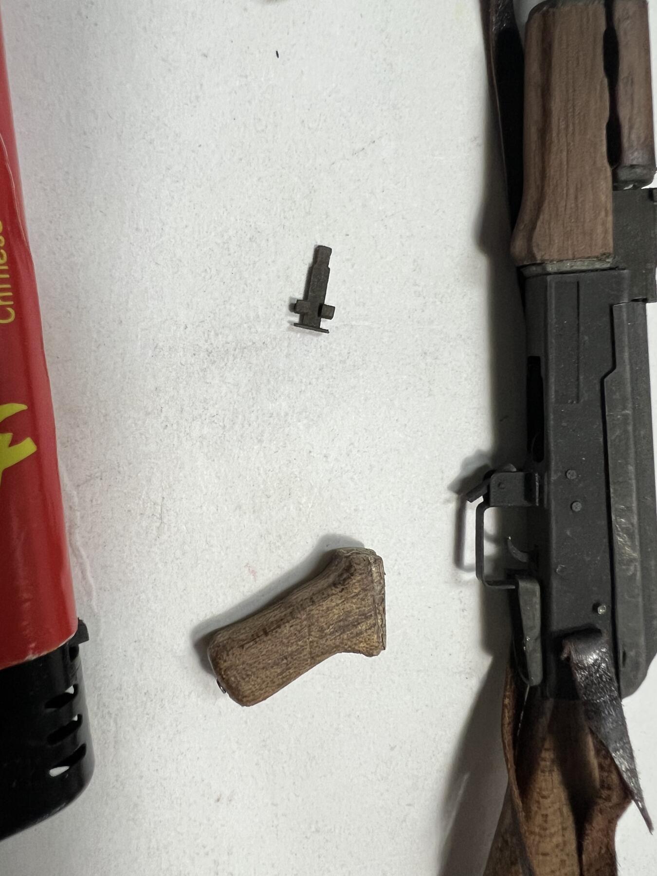零元拍：钛金 1/6 金属与木制 AK47 突击步鎗 模型，瑕疵描述：握把脱落，瞄准调节脱落。