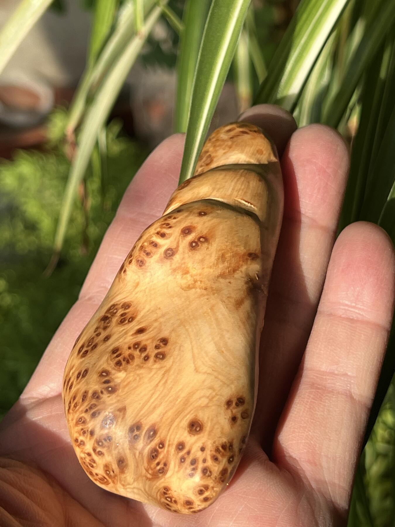 零元拍：崖柏瘤花随型手把件，十年前的存货了，油性极大。因为没有盘玩过，里面的油脂都渗出来了，收到后切记一定戴手套盘玩