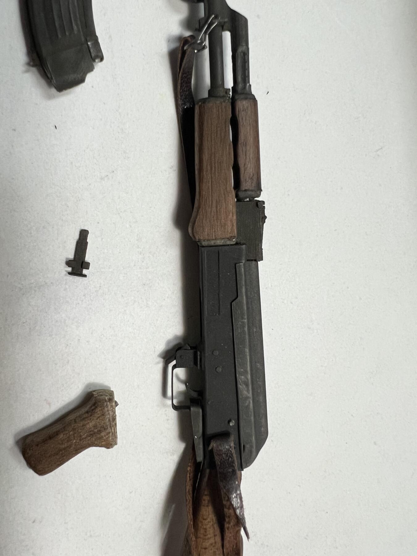 零元拍：钛金 1/6 金属与木制 AK47 突击步鎗 模型，瑕疵描述：握把脱落，瞄准调节脱落。