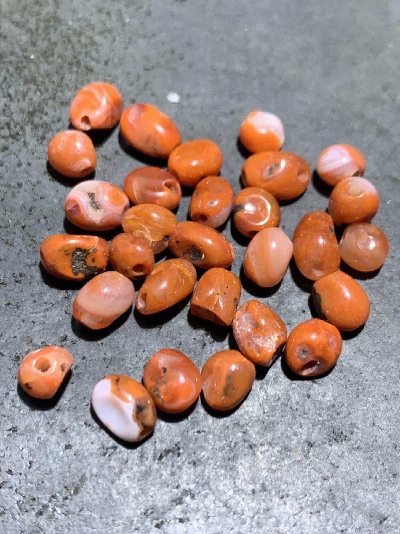 川料南红玛瑙原皮随形散珠一组，