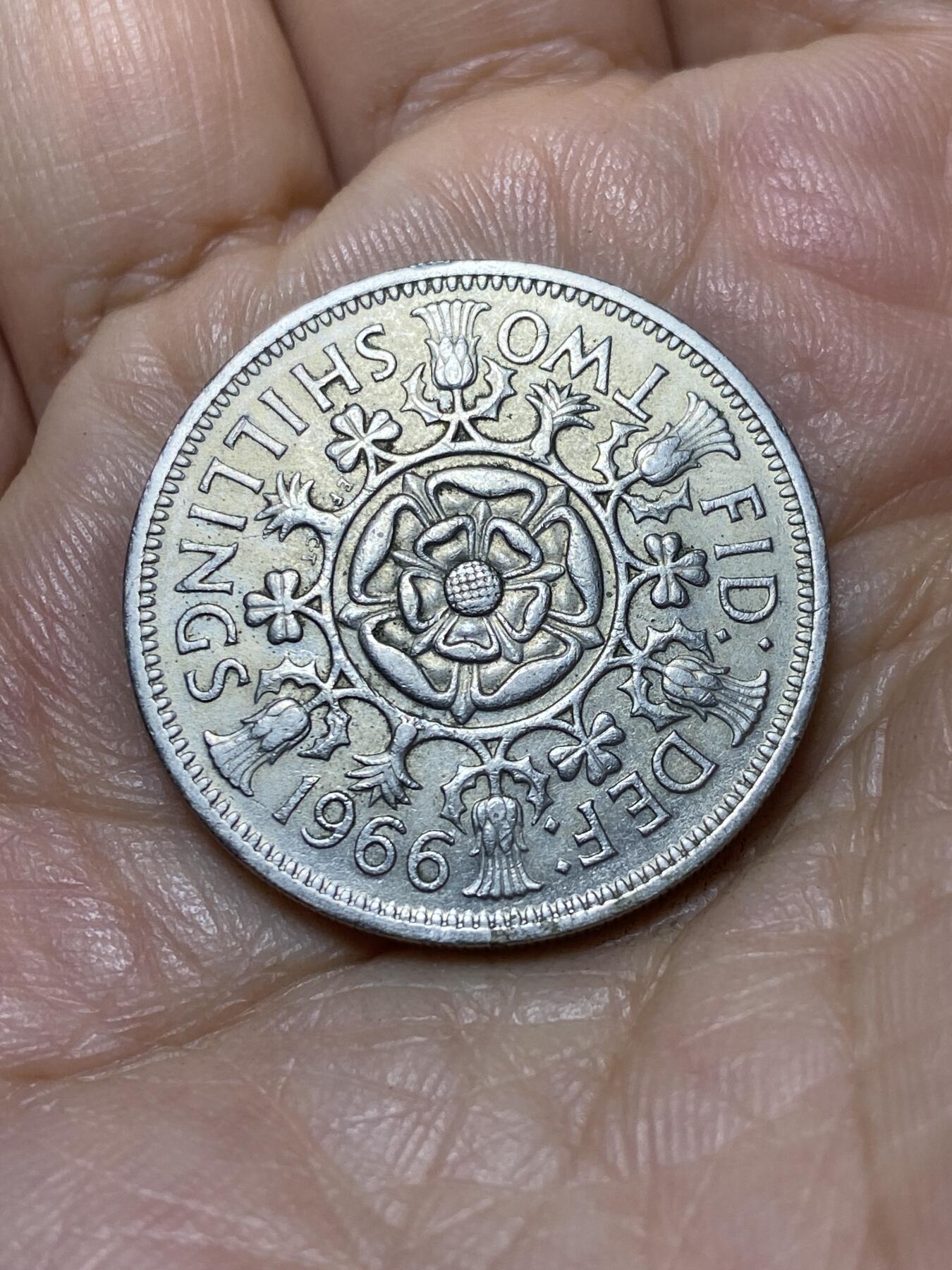 2025年第一百零五场(总第一百三十一场）外国好品散币(免佣金) 英国🇬🇧1966年2先令(伊丽莎白二世青年桂冠，第二版)