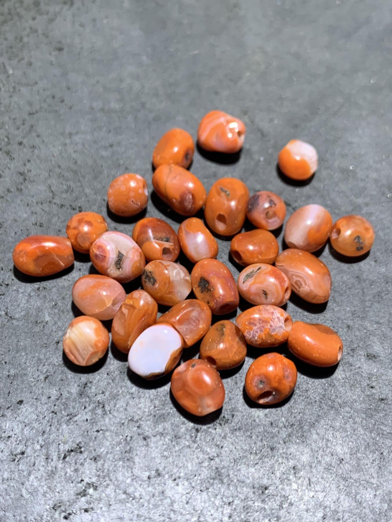 川料南红玛瑙原皮随形散珠一组，