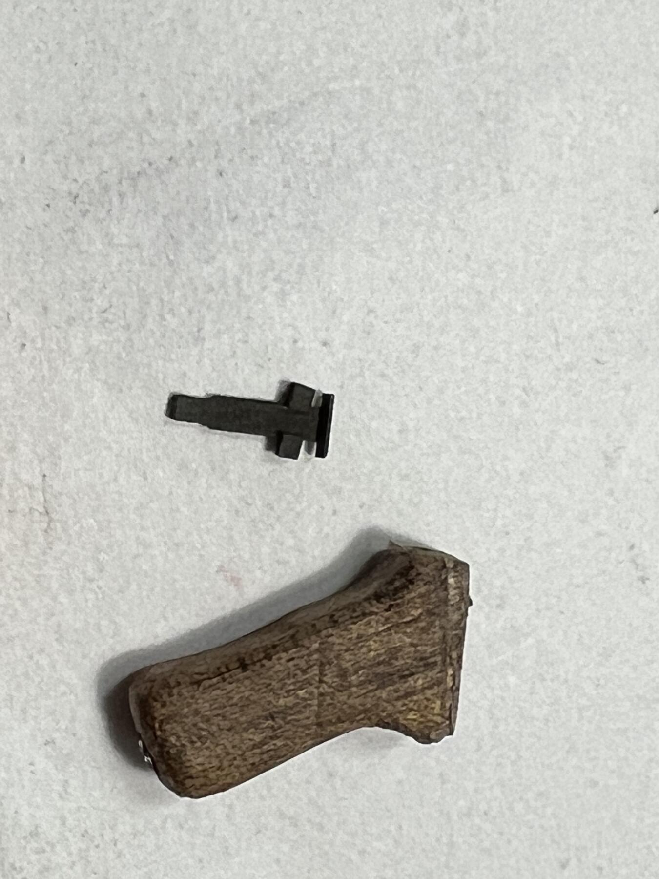 零元拍：钛金 1/6 金属与木制 AK47 突击步鎗 模型，瑕疵描述：握把脱落，瞄准调节脱落。