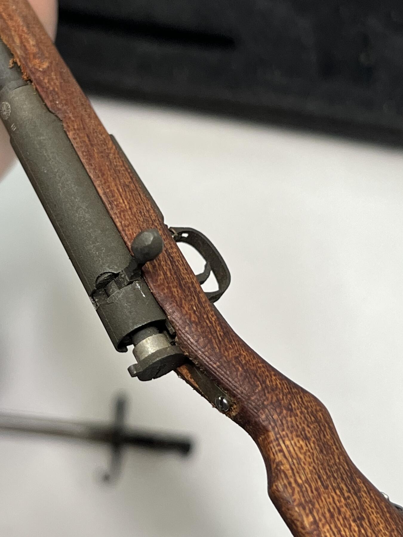 零元拍：钛金 1/6 金属与木制 WWII 三八大盖步枪 模型。瑕疵描述：木托有裂，见图，其他都没问题。