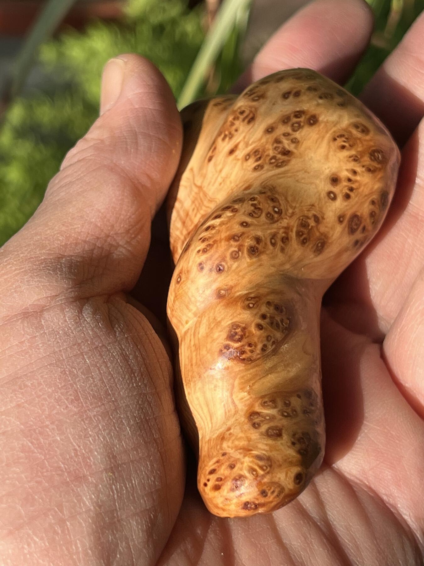 零元拍：崖柏瘤花随型手把件，十年前的存货了，油性极大。因为没有盘玩过，里面的油脂都渗出来了，收到后切记一定戴手套盘玩