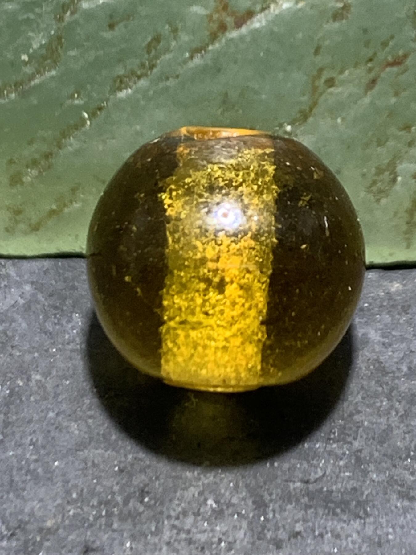 建国前后库存金色琉璃苹果珠一颗，
