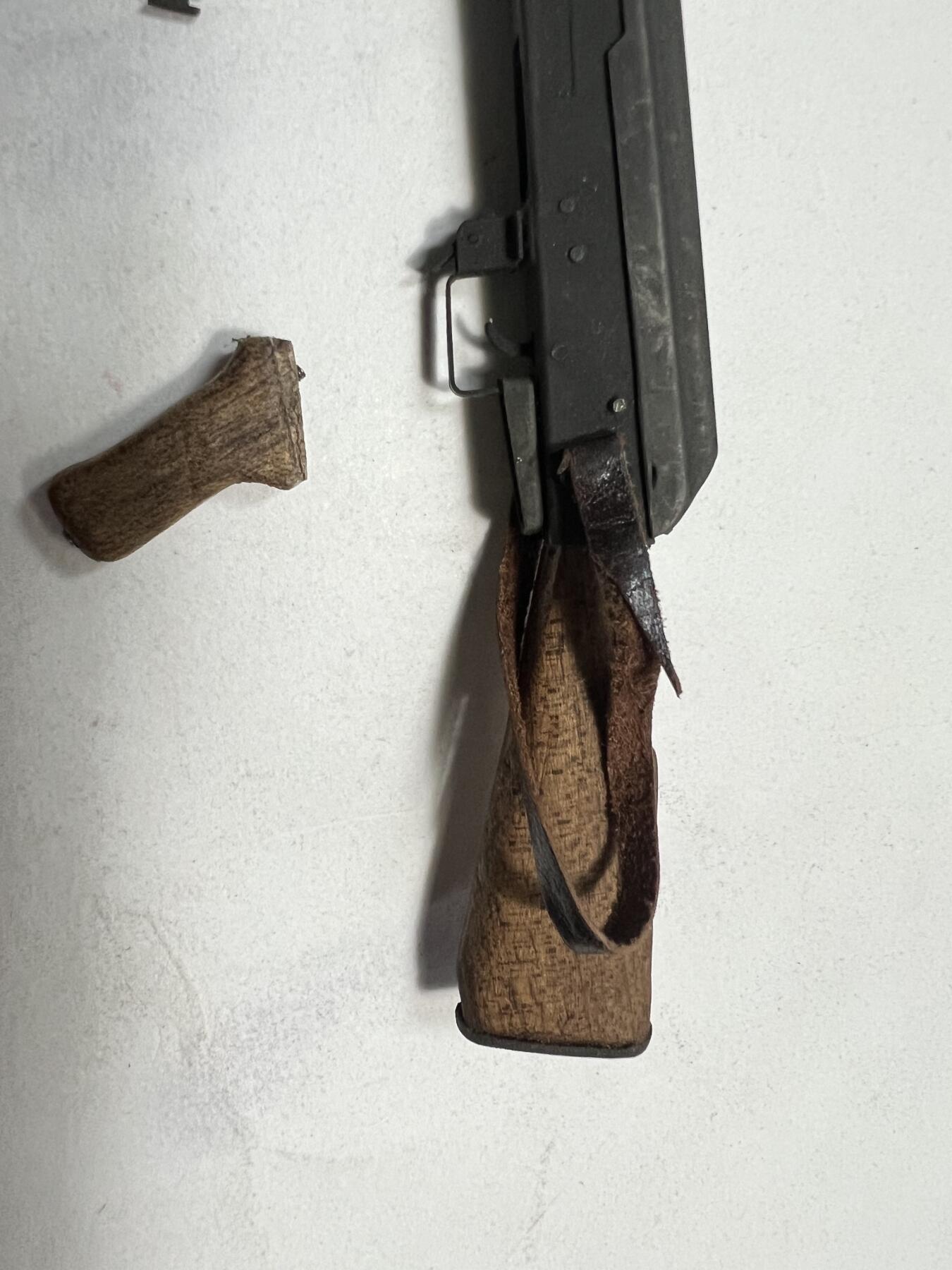 零元拍：钛金 1/6 金属与木制 AK47 突击步鎗 模型，瑕疵描述：握把脱落，瞄准调节脱落。