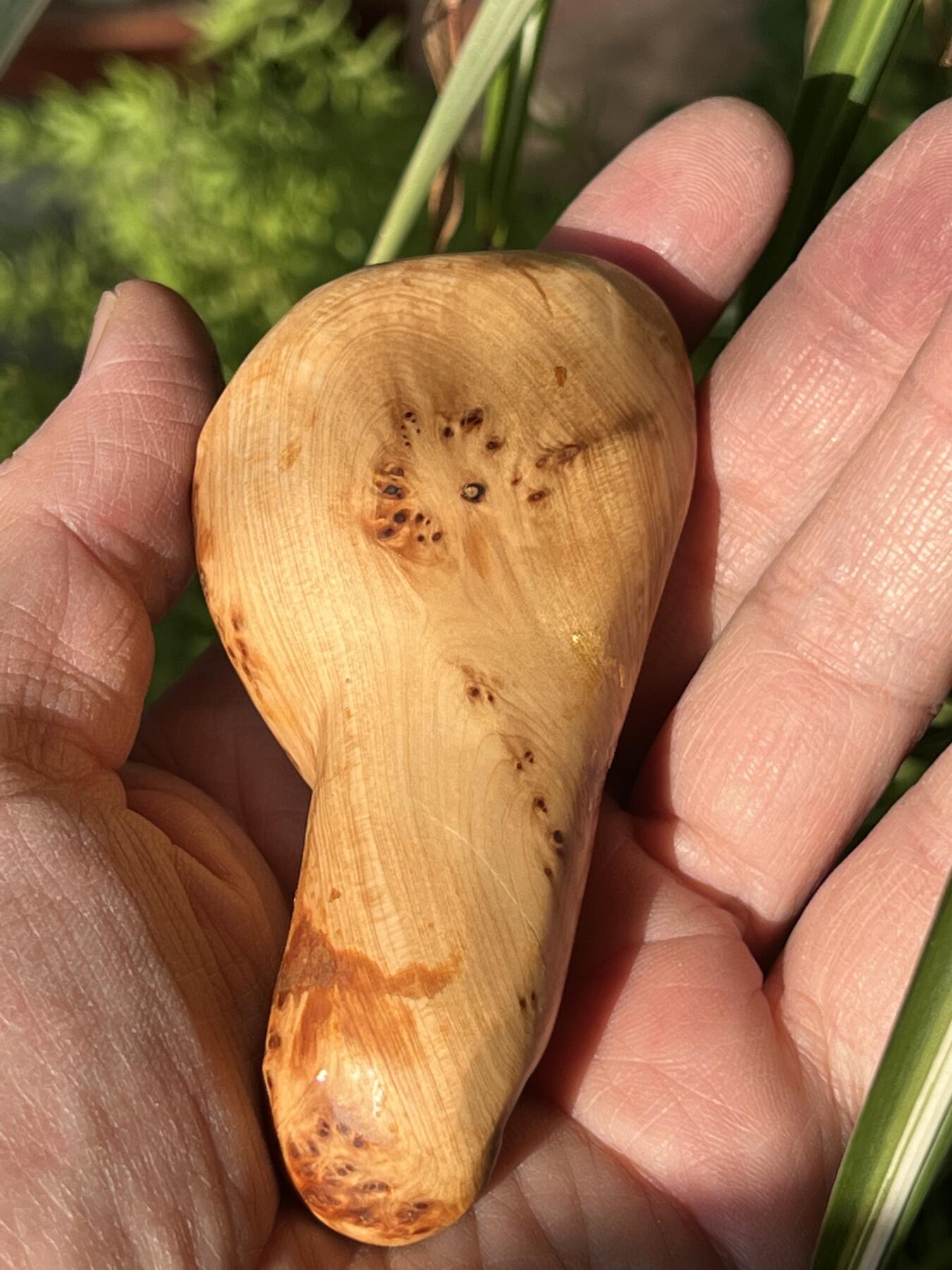 零元拍：崖柏瘤花随型手把件，十年前的存货了，油性极大。因为没有盘玩过，里面的油脂都渗出来了，收到后切记一定戴手套盘玩