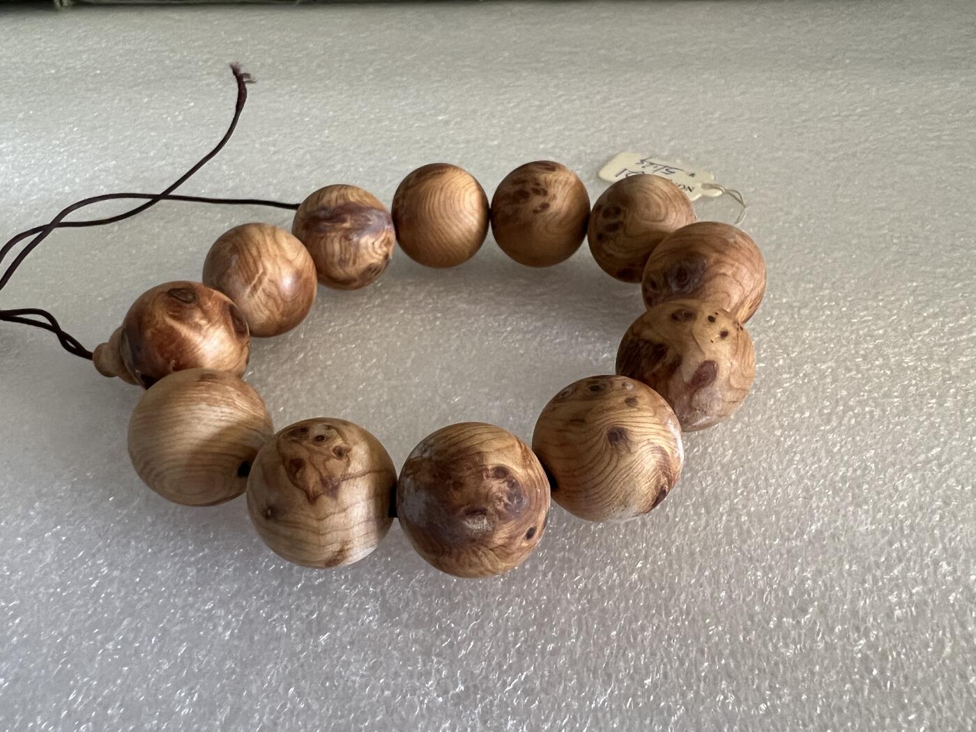 零元拍：崖柏顺纹2.0手串，十年前的存货了，油性极大。年头久了绳子需要自己换一下哈