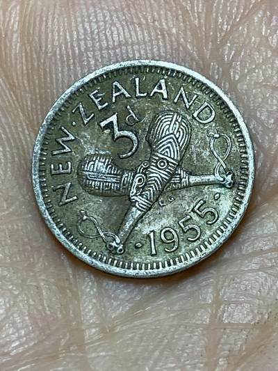 2025年第一百零五场(总第一百三十一场）外国好品散币(免佣金) - 新西兰🇳🇿1955年3便士(伊丽莎白二世青年桂冠，第一版，无肩带版)