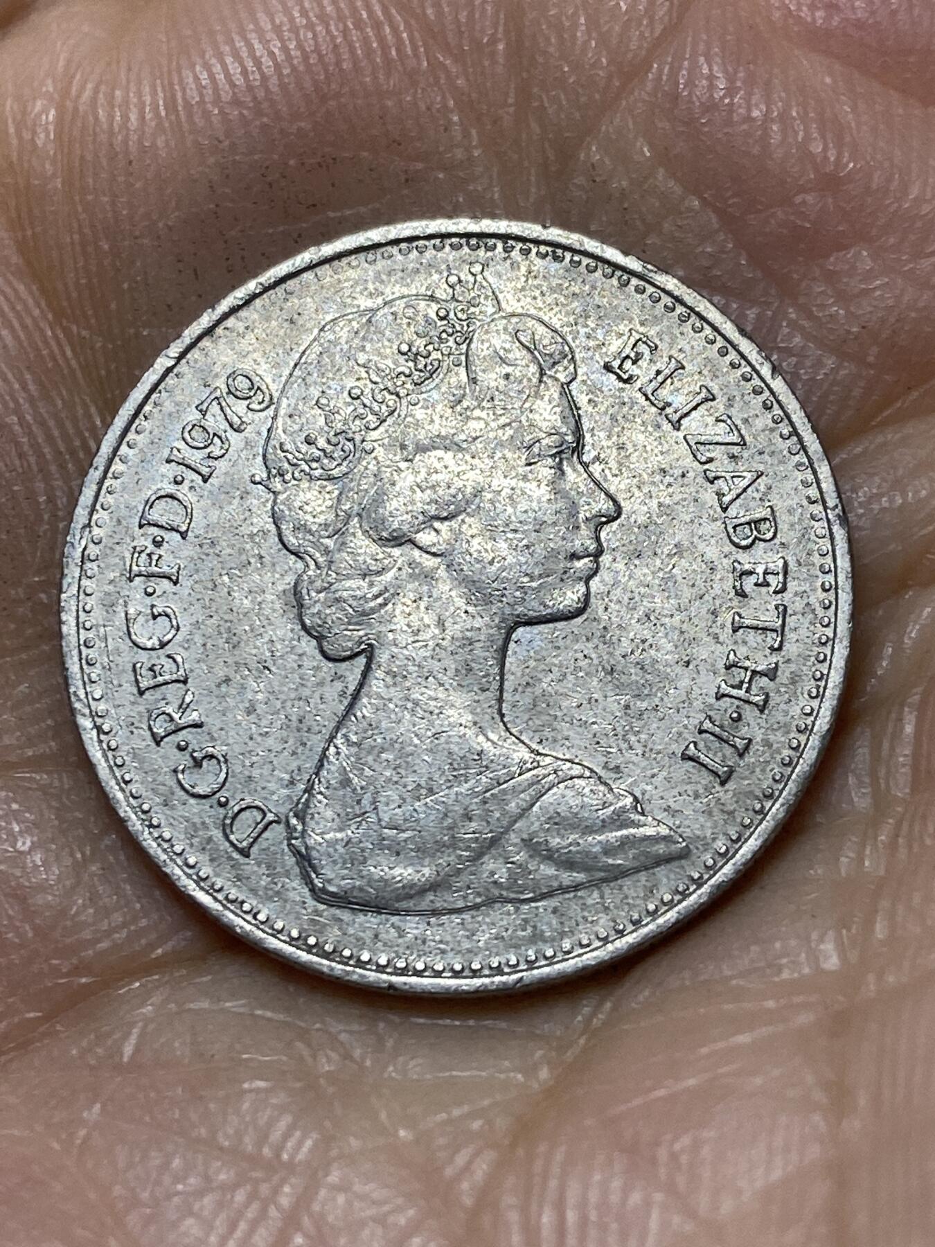 2025年第一百零五场(总第一百三十一场）外国好品散币(免佣金) 英国🇬🇧1979年5新便士(伊丽莎白二世中年花冠，十进制第一版)