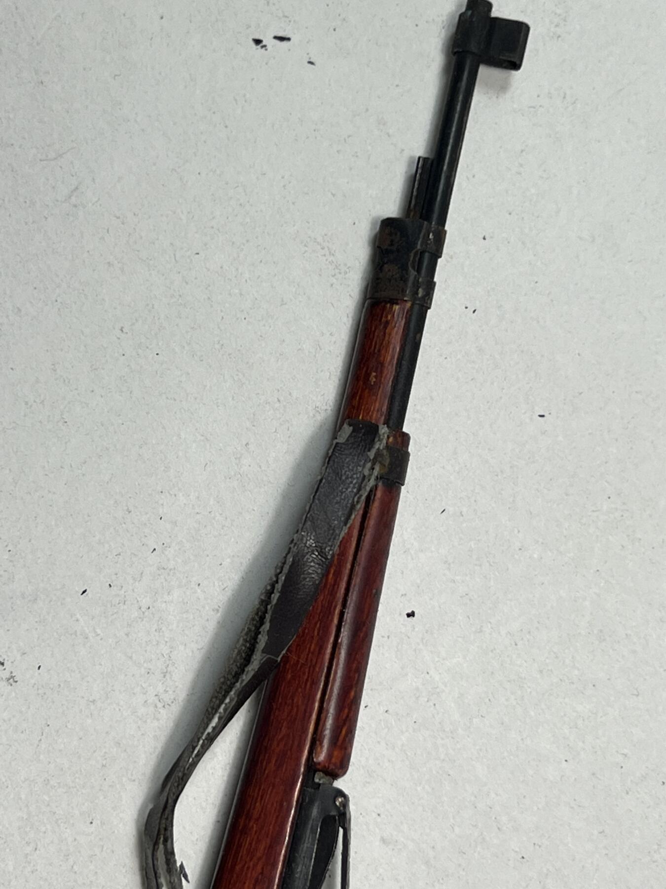 零元拍：钛金 1/6 早期版金属与木制 WWII 98K 模型。保险是固定一体的，没有枪管通条，无刺刀。自己镶嵌了两个金属标。