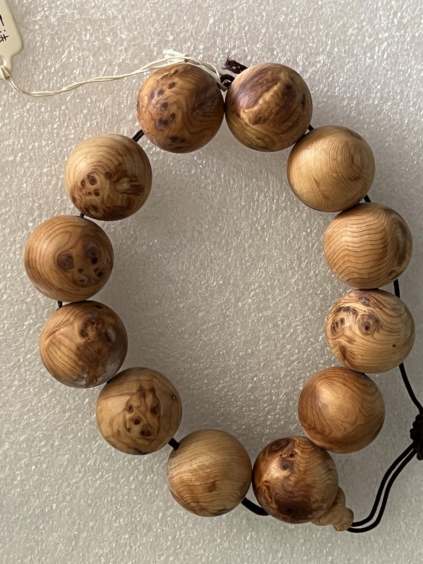 零元拍：崖柏顺纹2.0手串，十年前的存货了，油性极大。年头久了绳子需要自己换一下哈