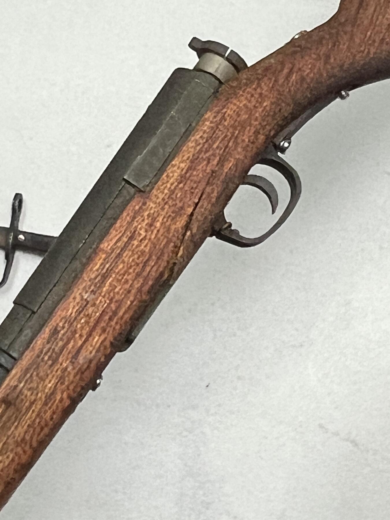 零元拍：钛金 1/6 金属与木制 WWII 三八大盖步枪 模型。瑕疵描述：木托有裂，见图，其他都没问题。