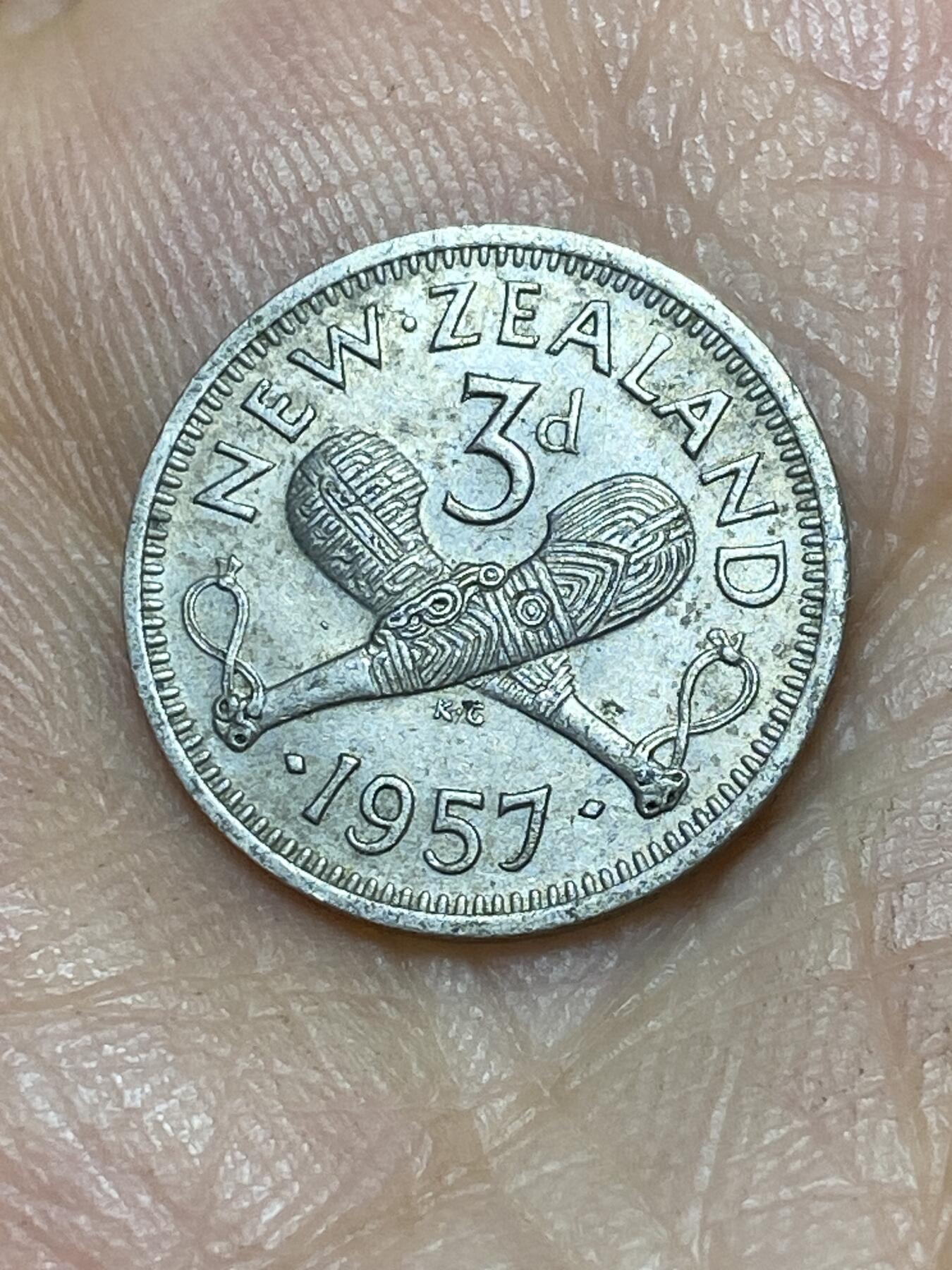 2025年第一百零五场(总第一百三十一场）外国好品散币(免佣金) 新西兰🇳🇿1957年3便士(伊丽莎白二世青年桂冠，第二版，有肩带版)