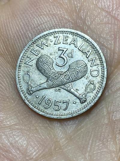 2025年第一百零五场(总第一百三十一场）外国好品散币(免佣金) - 新西兰🇳🇿1957年3便士(伊丽莎白二世青年桂冠，第二版，有肩带版)