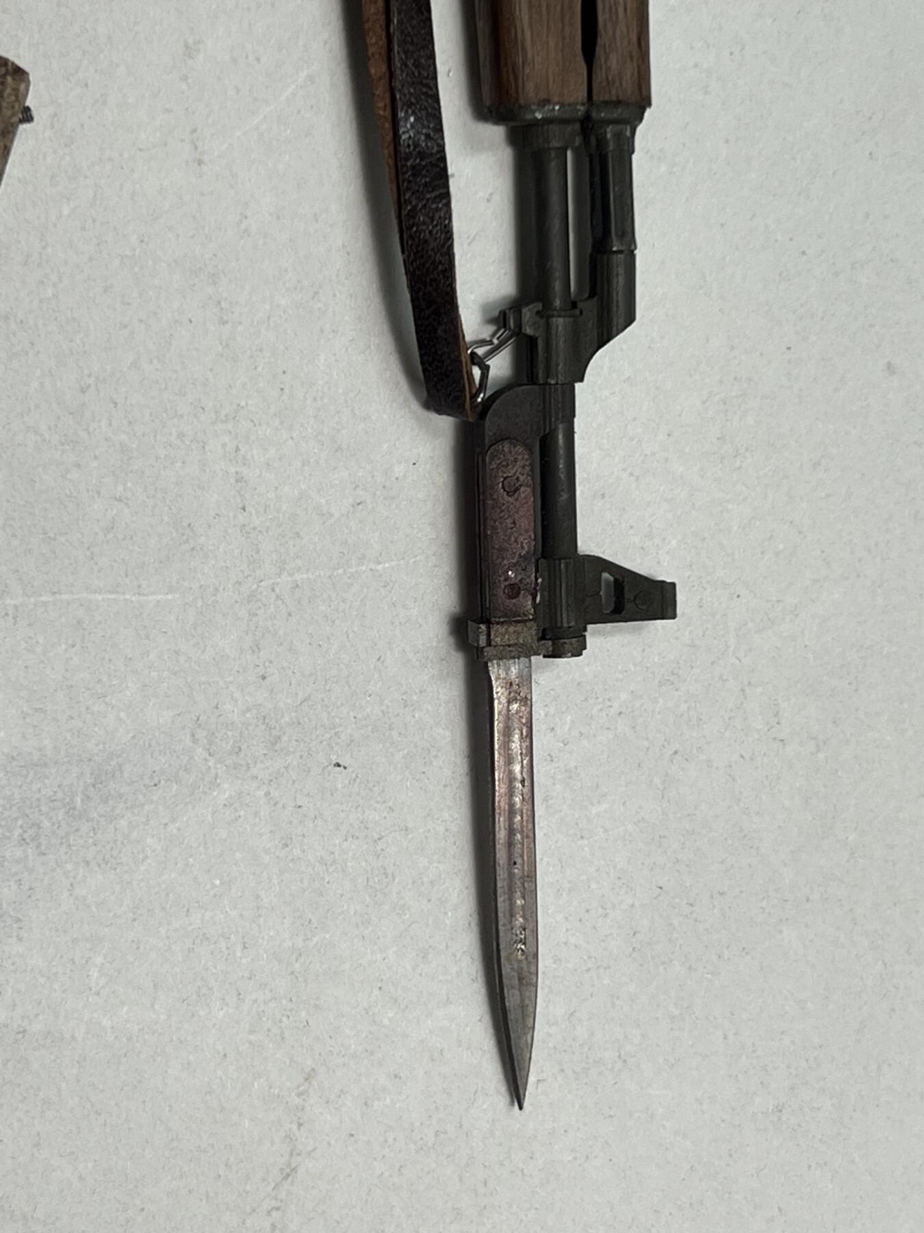 零元拍：钛金 1/6 金属与木制 AK47 突击步鎗 模型，瑕疵描述：握把脱落，瞄准调节脱落。