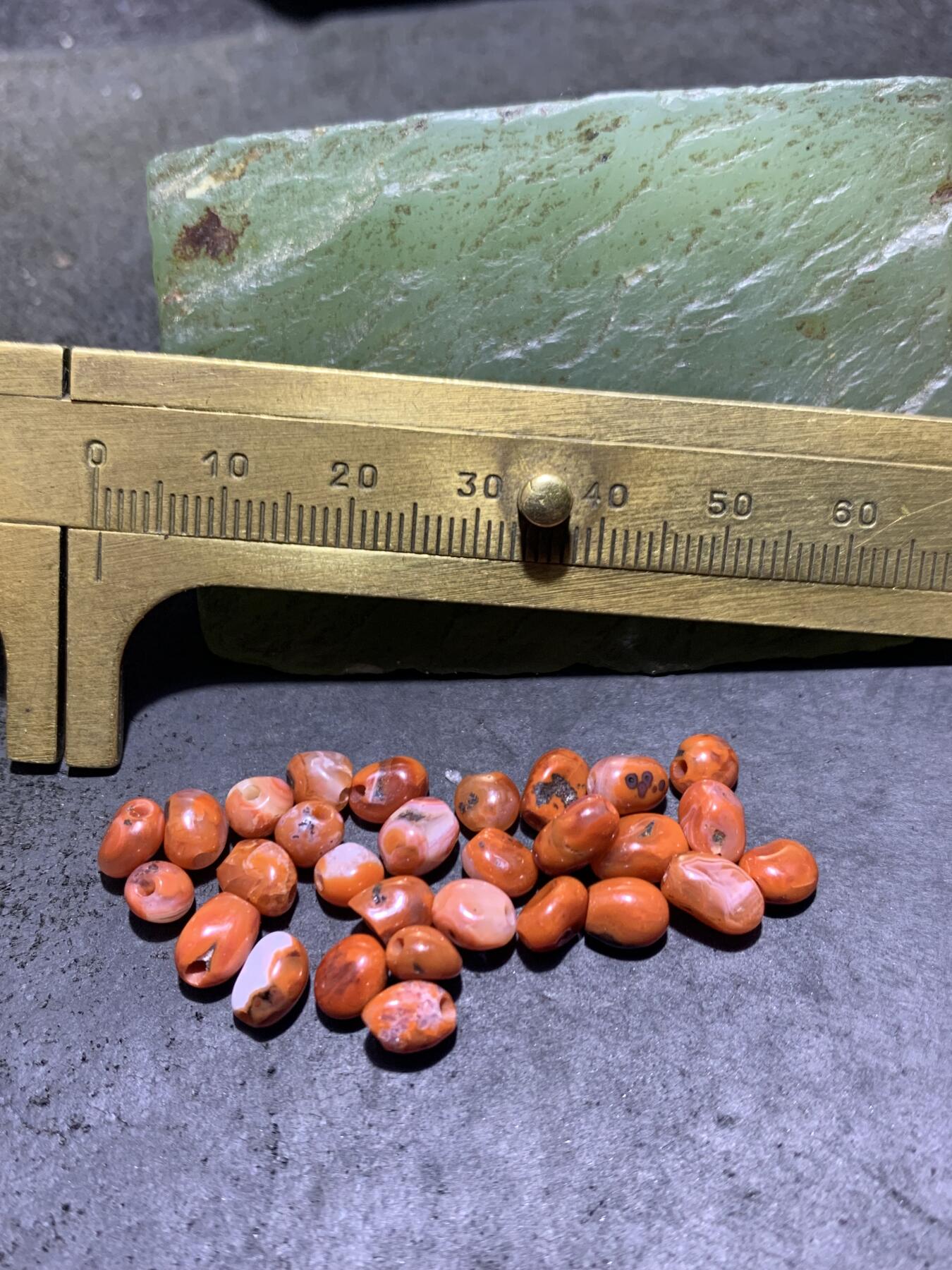 川料南红玛瑙原皮随形散珠一组，