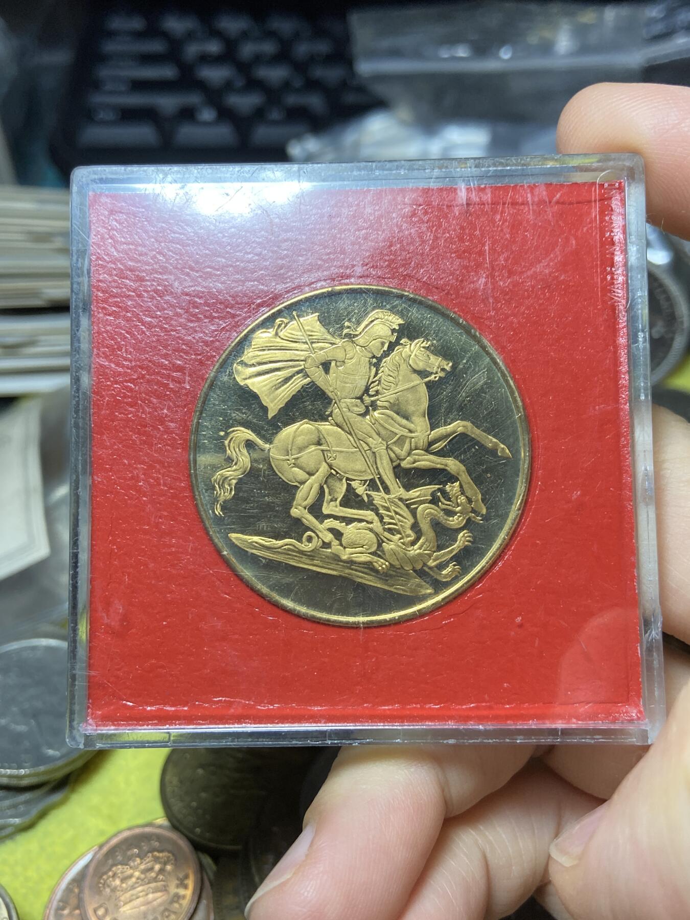 2025年第一百零六场(总第一百三十二场）外国好品散币(免佣金) 原盒–英国🇬🇧斯卡伯勒城堡纪念章(经典圣乔治屠龙图案)