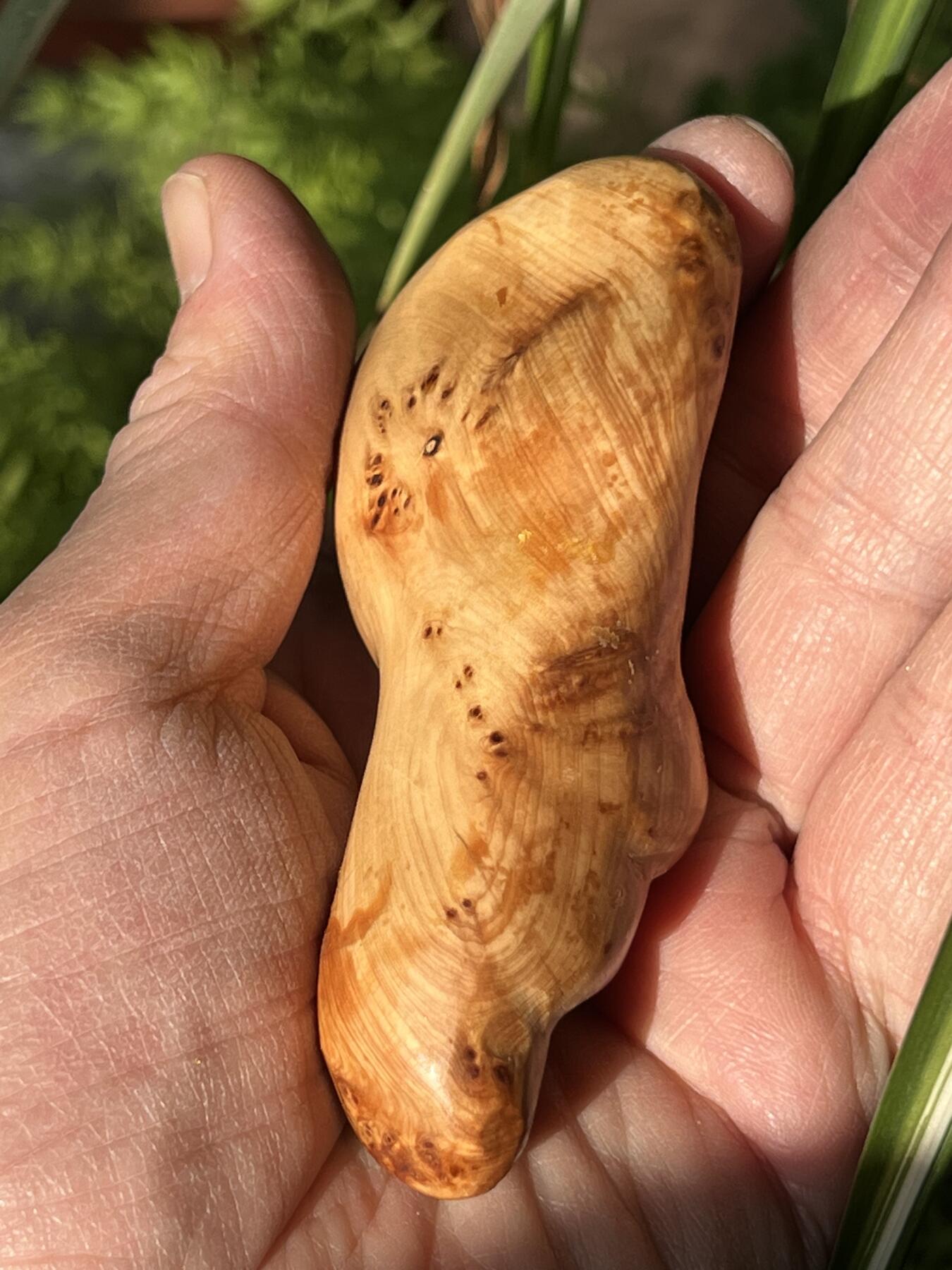 零元拍：崖柏瘤花随型手把件，十年前的存货了，油性极大。因为没有盘玩过，里面的油脂都渗出来了，收到后切记一定戴手套盘玩