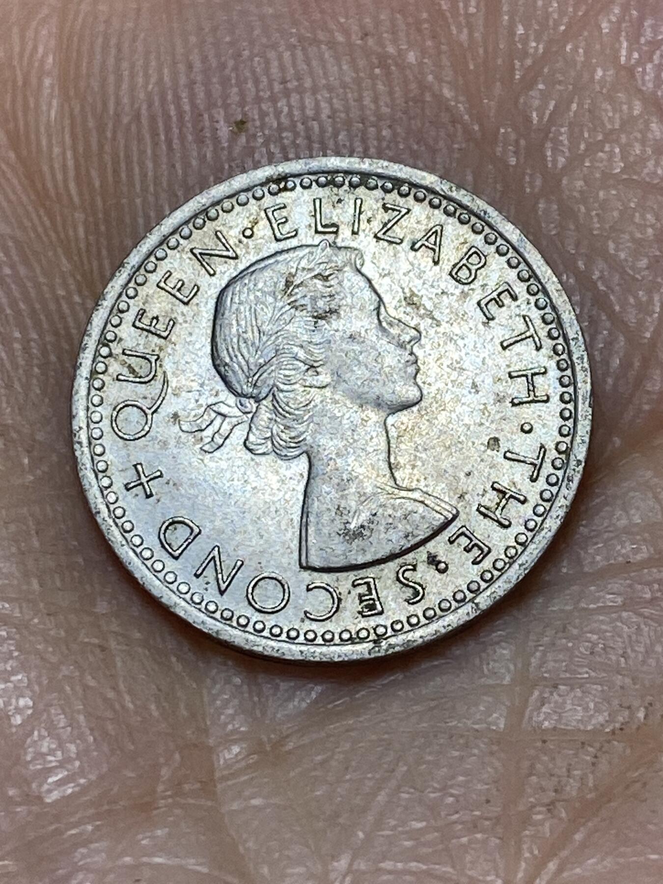 2025年第一百零五场(总第一百三十一场）外国好品散币(免佣金) 新西兰🇳🇿1963年3便士(伊丽莎白二世青年桂冠第二版，有肩带版)
