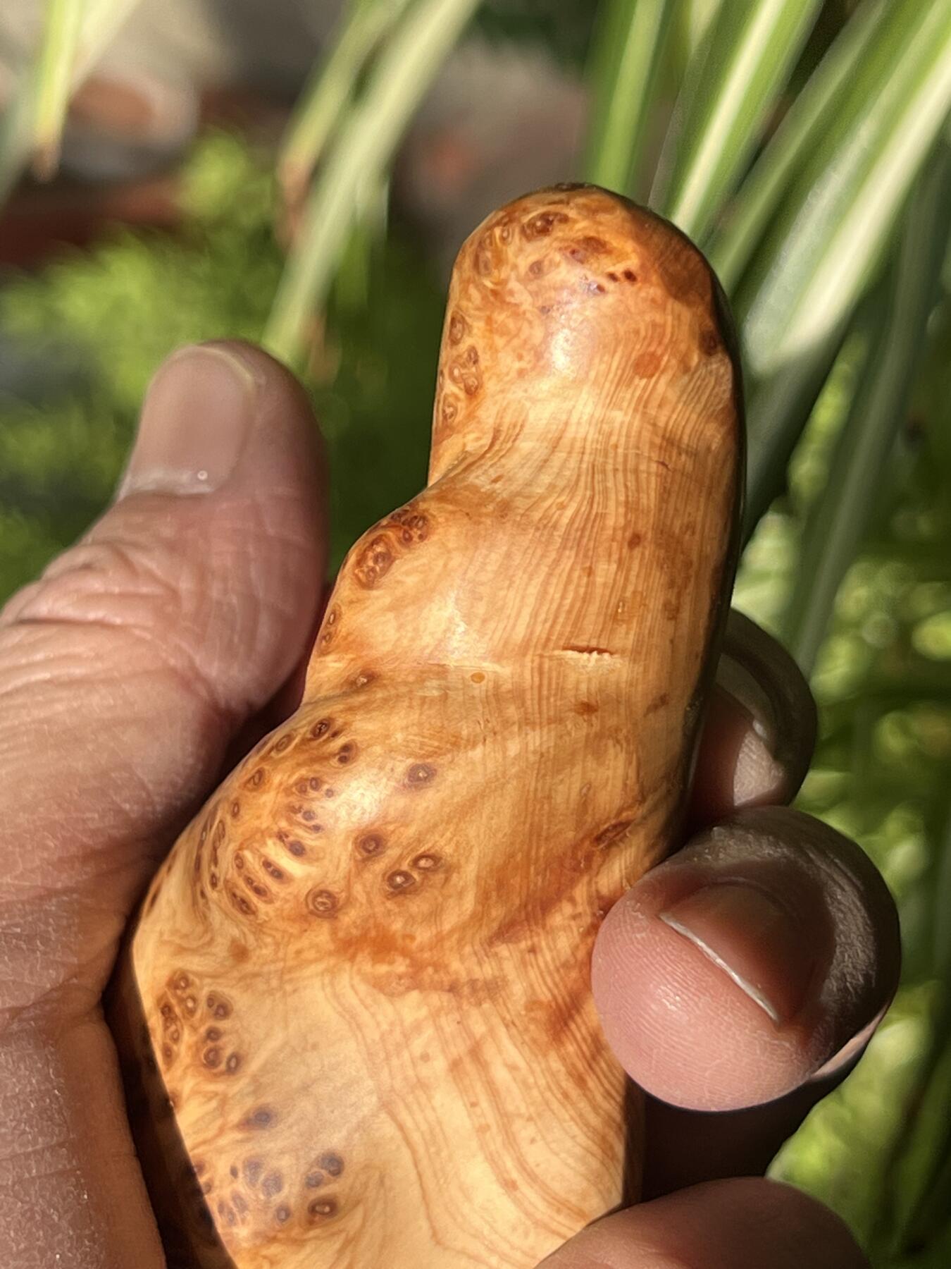 零元拍：崖柏瘤花随型手把件，十年前的存货了，油性极大。因为没有盘玩过，里面的油脂都渗出来了，收到后切记一定戴手套盘玩