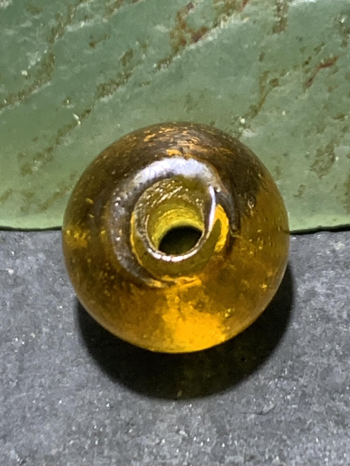 建国前后库存金色琉璃苹果珠一颗，