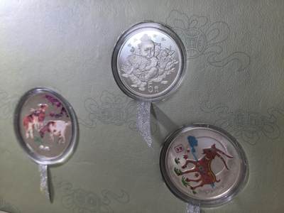 长老汇蛇年精选第五十九场拍卖 2002中国银行“喜气洋洋，吉庆有余”卡装，含1997吉庆有余5元加厚银币（1盎司999银）1枚，喜气洋洋彩色银章（1/2盎司999银）1枚，羊年彩色铜镀银章1枚，三张证书，限量发行