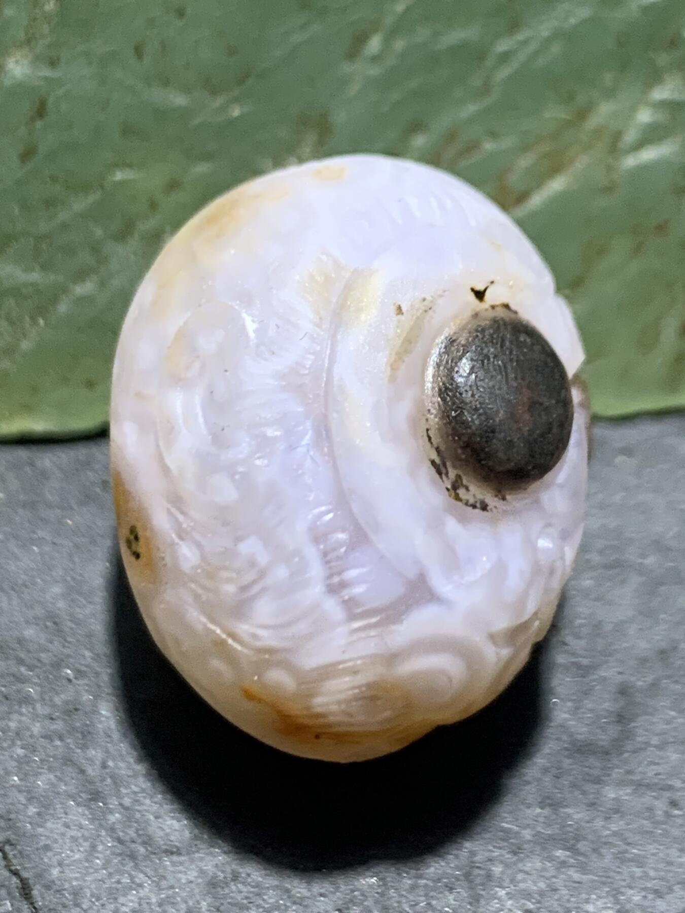 精美亚光原皮气泡纹战国红玛瑙手工俏色巧雕灵猴随形珠一颗